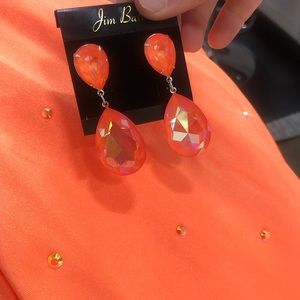 Selling these bright orange earrings!🧡
